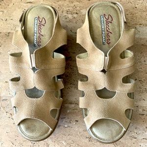 Hey everyone! I am selling my Sketchers Memory Foam Beige/tan wedges, size 7.